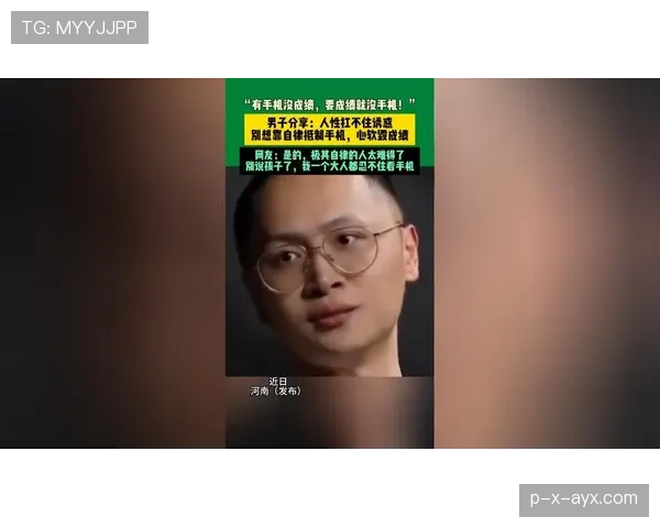 冯彦哲训练完直接瘫在场边啃蛋白棒，这自律程度我真绷不住了